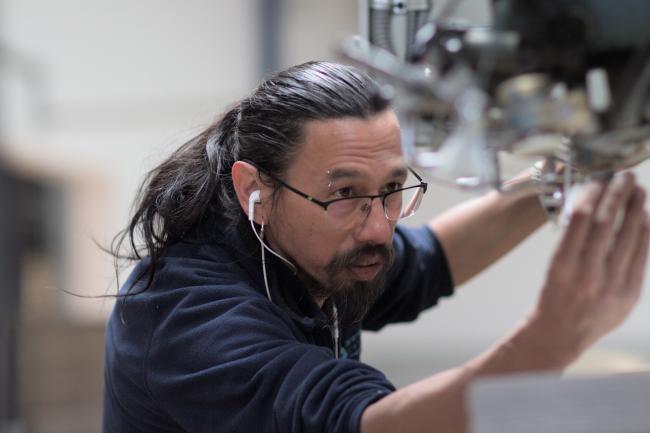 Employé réglant une machine