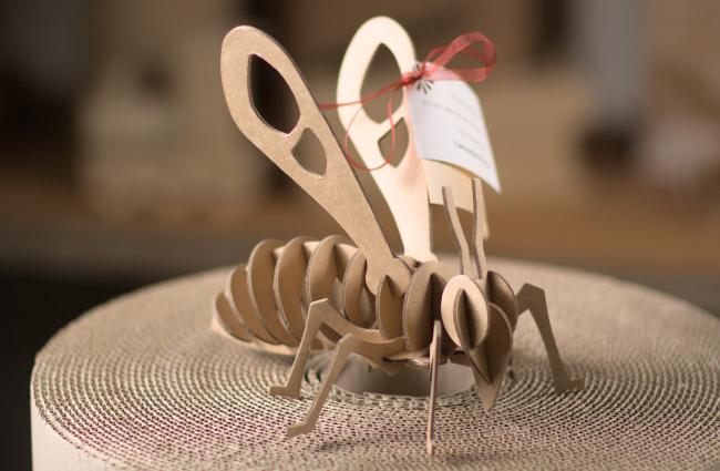 Abeille en carton