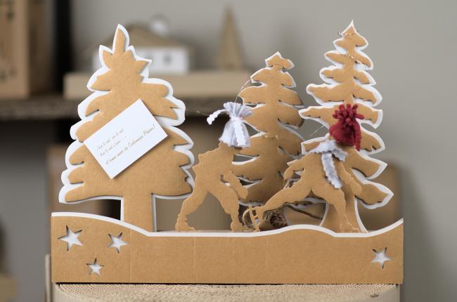 Composition réunissant sapins et patineurs.